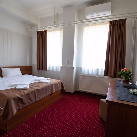 Nepliget Hotel บูดาเปสต์ ภายนอก รูปภาพ