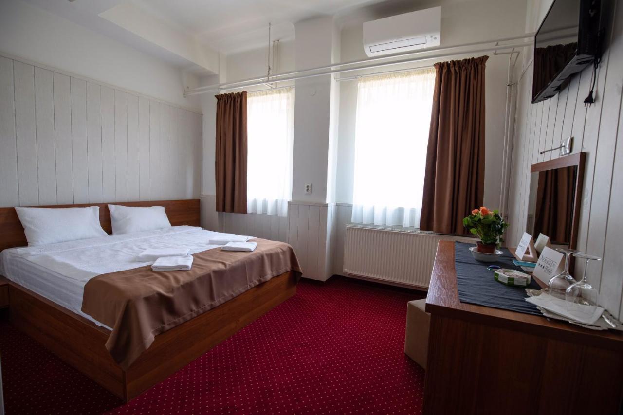 Nepliget Hotel บูดาเปสต์ ภายนอก รูปภาพ